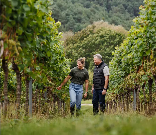 Winzer des Weingut Wilker in Deutschland, Pfalz